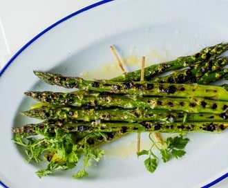 Grillet grønn asparges med olivenolje og sitron