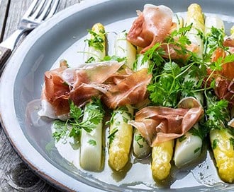 Smørdampede hvite asparges med skinke og kjørvel