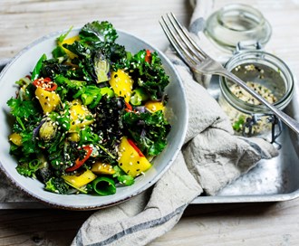 Stekt rosettkål med ingefær, chili, mango og vårløk