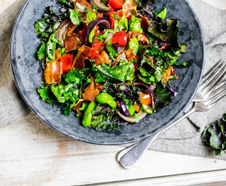 Lun salat med rosettkål, rødløk, paprika og bacon