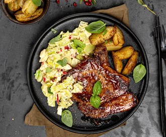 Koteletter BBQ med kremet kål med eple, og ovnstekte poteter