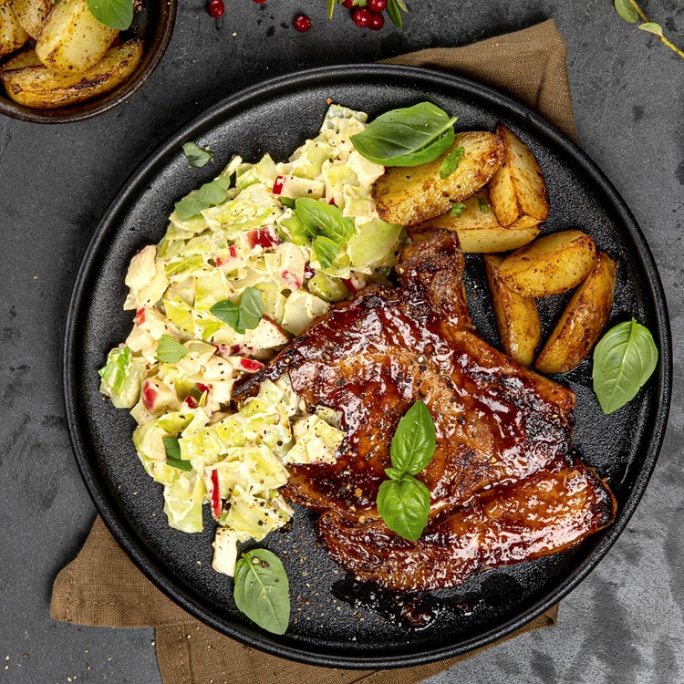 Koteletter BBQ med kremet kål med eple, og ovnstekte poteter