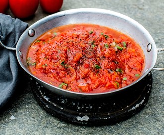 Salsa med tomat, rødløk og chili