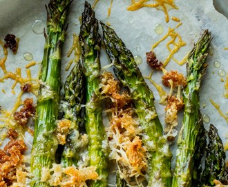 Ovnsbakte grønne asparges med parmesan og sprø smuler