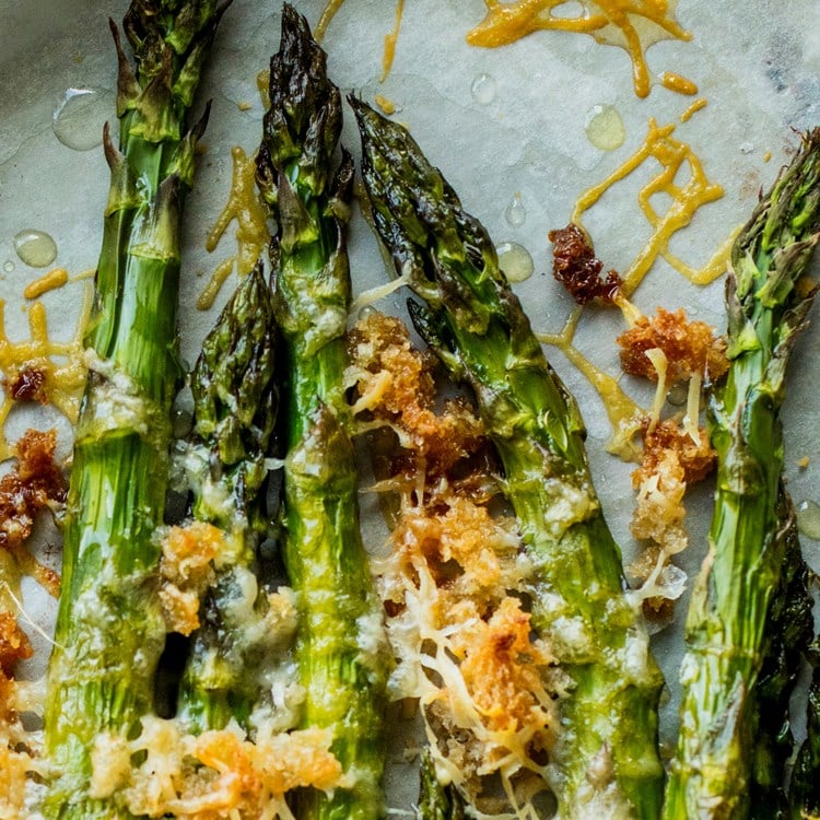 Ovnsbakte grønne asparges med parmesan og sprø smuler