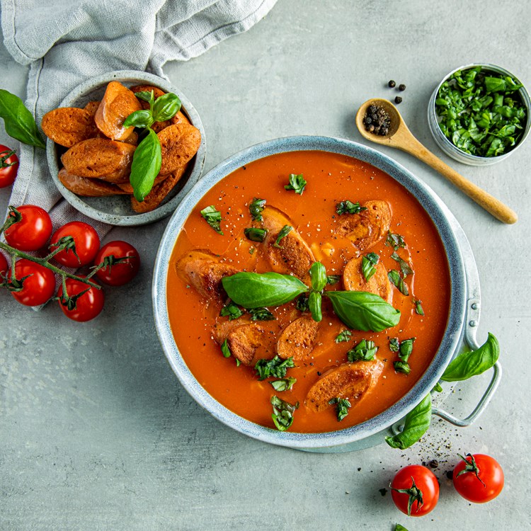 tomatsuppe med vegetarpølser