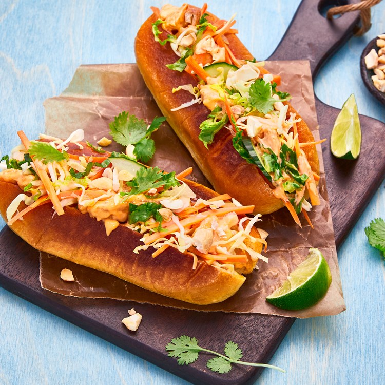 Banh mi med kylling og friske grønnsaker