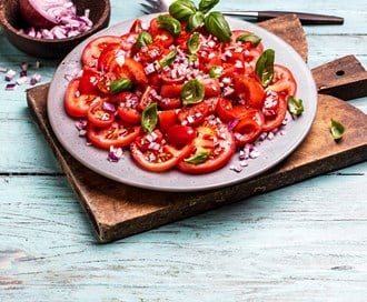 Tomatsalat med basilikum og rødløk