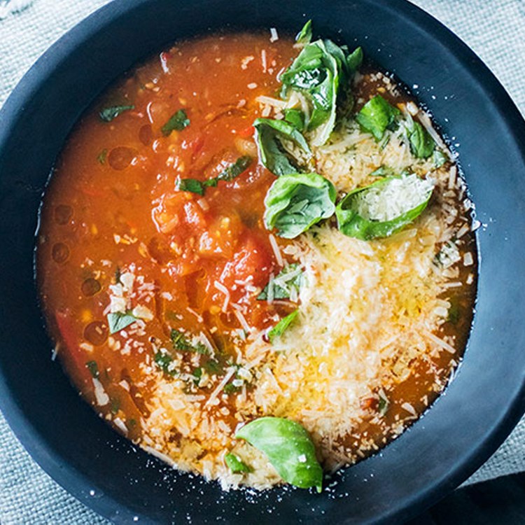 "Chunky" tomatsuppe med chili og basilikum