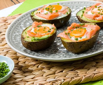 Avokado med røkelaks og egg