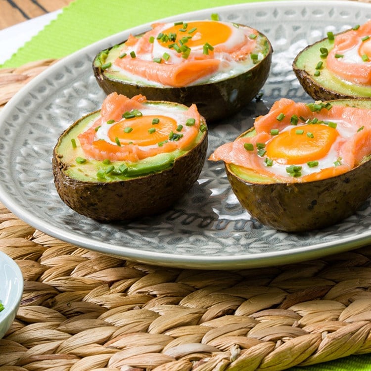 Avokado med røkelaks og egg