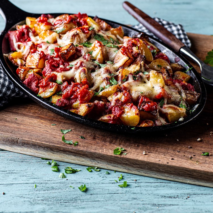 Poteter i spicy tomatsaus med ostelokk
