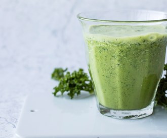 Grønnkål, spinat, eple og ingefær smoothie