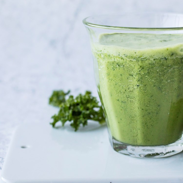 Grønnkål, spinat, eple og ingefær smoothie