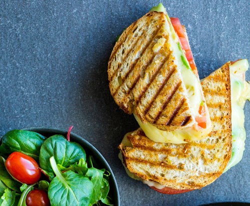 Varm sandwich med tomat, avokado og ost