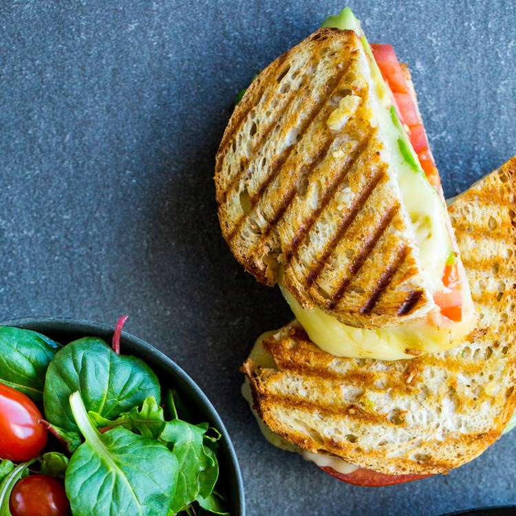 Varm sandwich med tomat, avokado og ost