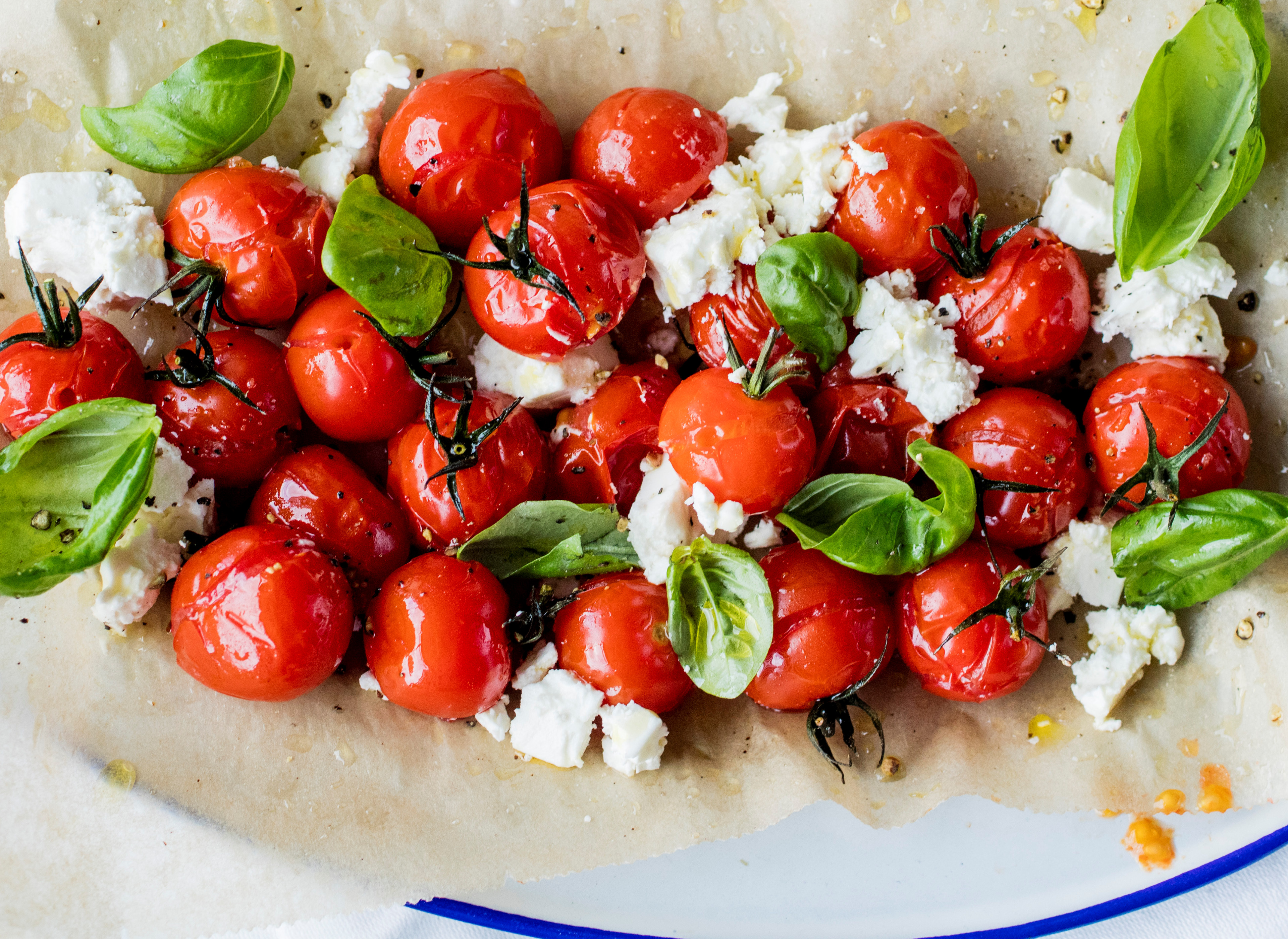 Bakte små tomater med feta og basilikum | Bama
