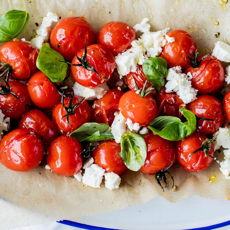 Bakte små tomater med feta og basilikum