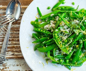 Frisk salat av sukkererter, mynte og sitron
