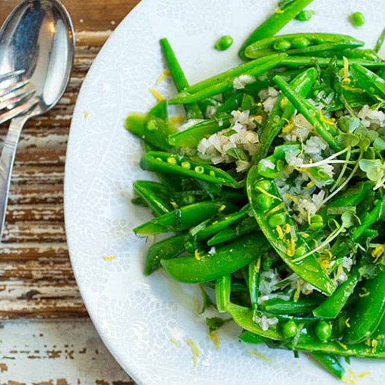Frisk salat av sukkererter, mynte og sitron