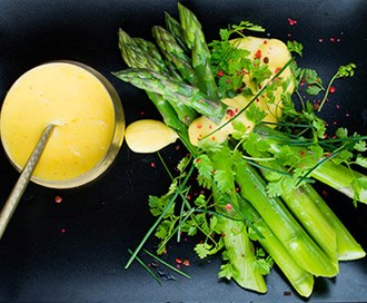 Grønn asparges med sitron-hollandaise