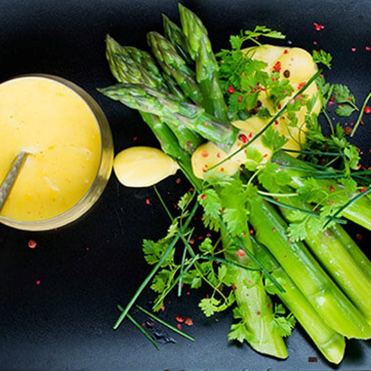 Grønn asparges med sitron-hollandaise
