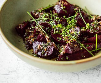 Rødbetsalat med balsamico, gressløk og sjalottløk