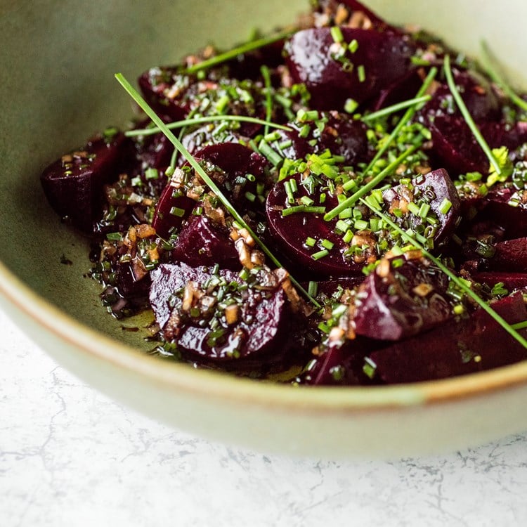 Rødbetsalat med balsamico, gressløk og sjalottløk