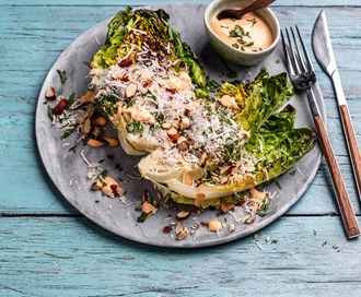 Grillet hjertesalat med mandler, parmesan og chilimajones