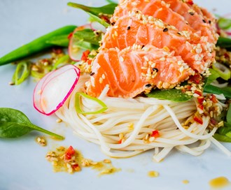 Nudelsalat med sesamstekt laks og soya- og limedressing