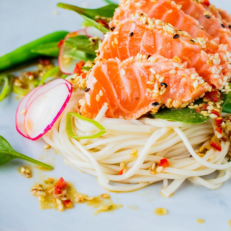 Nudelsalat med sesamstekt laks og soya- og limedressing