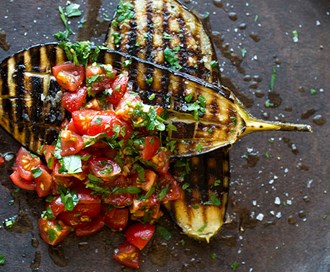 Grillet aubergine med tomatsalat