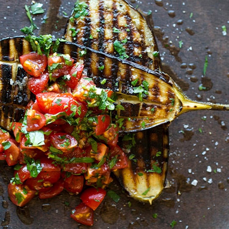 Grillet aubergine med tomatsalat