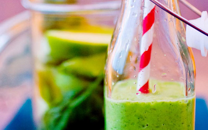 Grønn energidrikk med spinat, eple, lime og basilikum