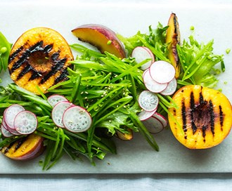 Grillede nektariner med sukkererter og sesam