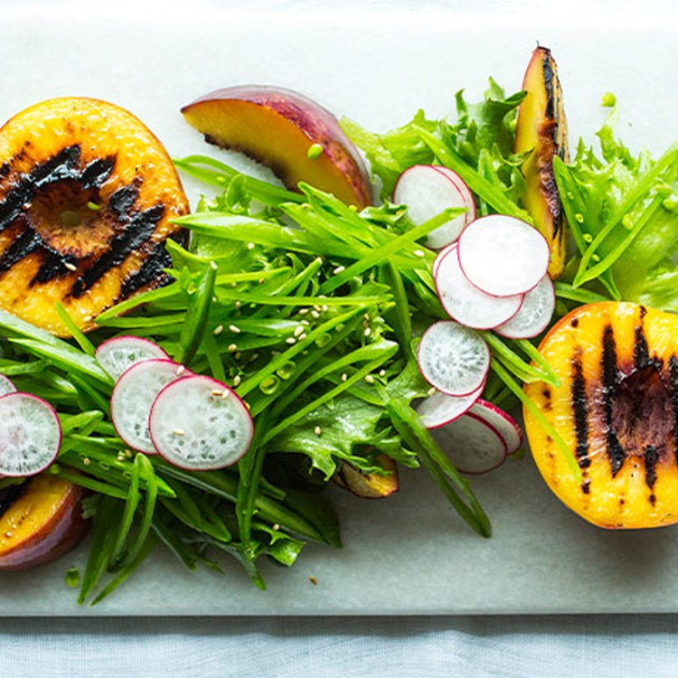 Grillede nektariner med sukkererter og sesam