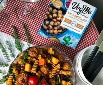 Sommersalat med vegetarboller