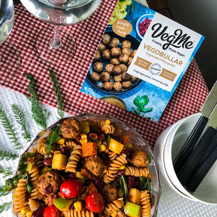 Sommersalat med vegetarboller