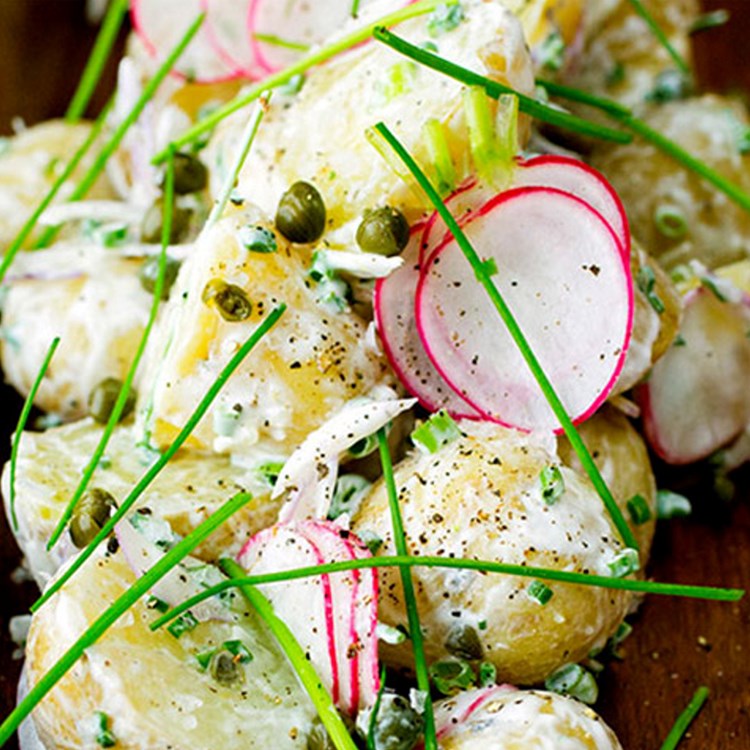 Lun og kremet potetsalat