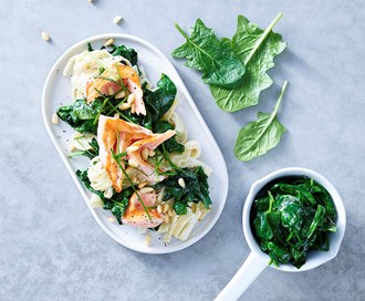 Spinat med kremet pasta og stekt laks