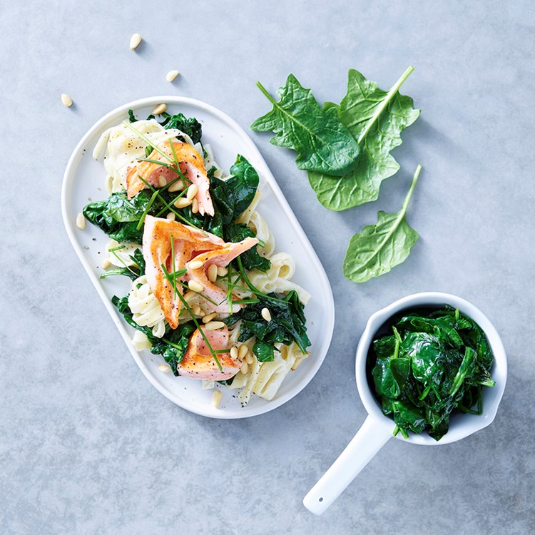 Spinat med kremet pasta og stekt laks