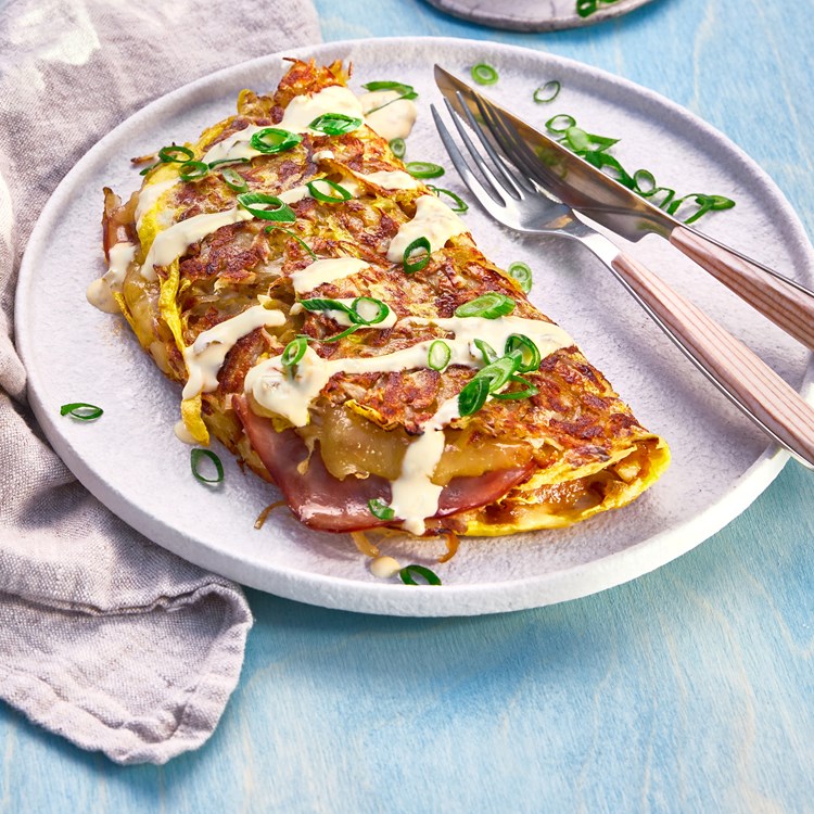 Potetkake «okonomyaki» med røkt skinke, og jalapenos-majones