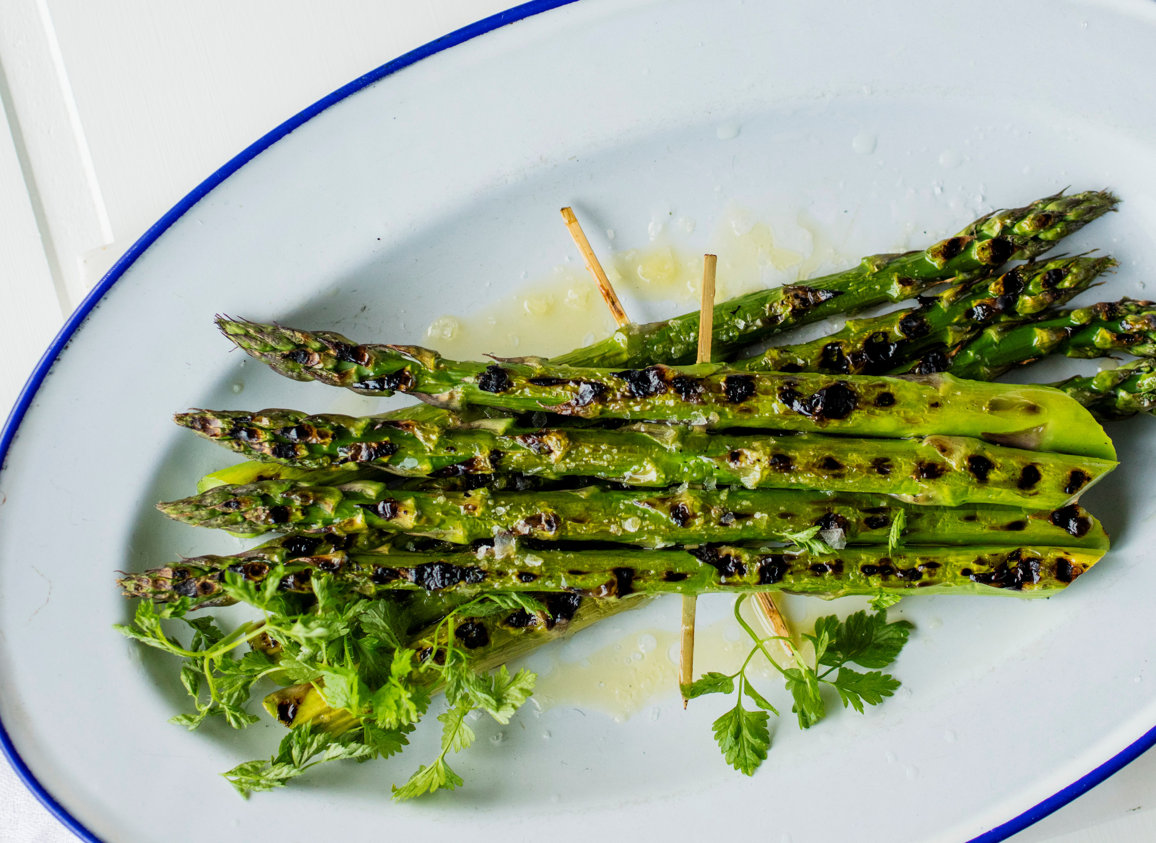 gentagelse tåbelig konkurrerende Grillet grønn asparges med olivenolje og sitron | Bama