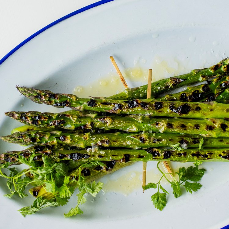Grillet grønn asparges med olivenolje og sitron