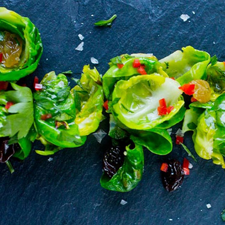 Stekt rosenkål med rosiner, chili og persille