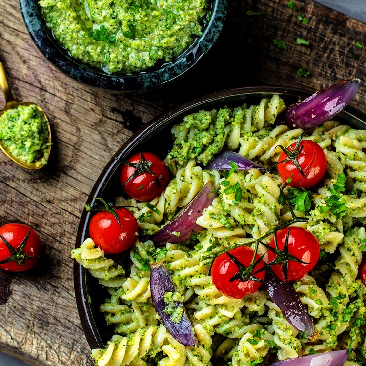 Pasta med brokkolipesto og cherrytomater