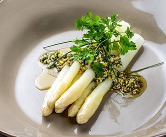 Kokte hvite asparges med brunet smør og egg