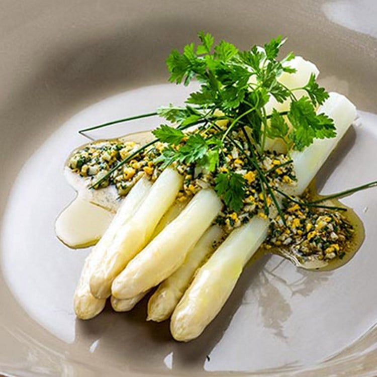 Kokte hvite asparges med brunet smør og egg