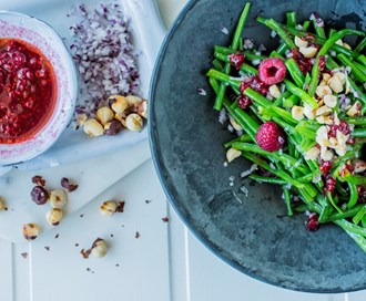 Aspargesbønner med bringebærdressing og hasselnøtter