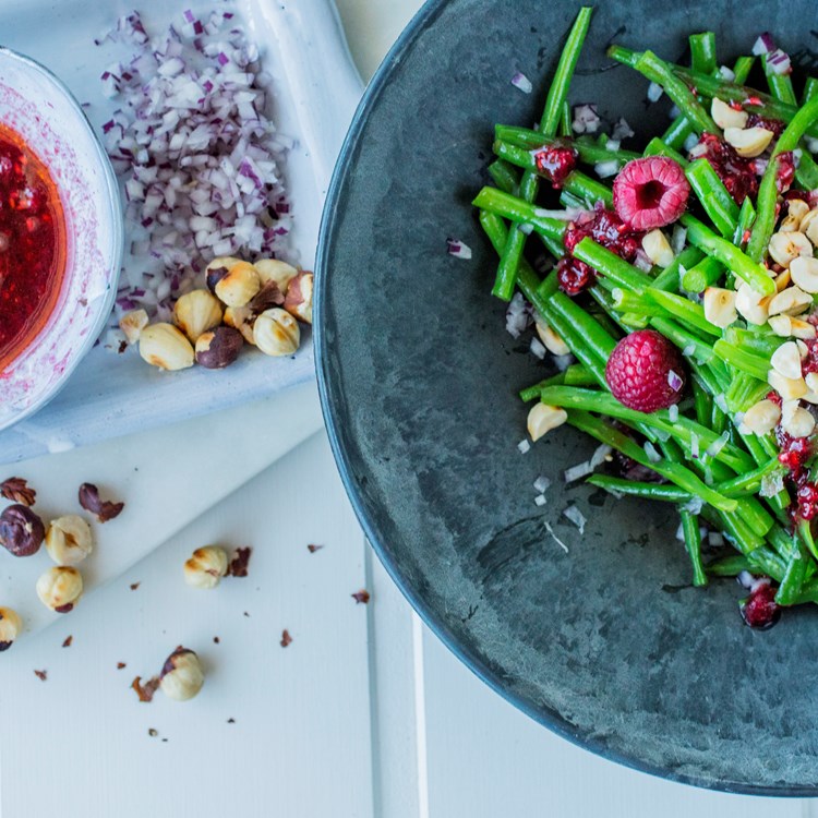 Aspargesbønner med bringebærdressing og hasselnøtter